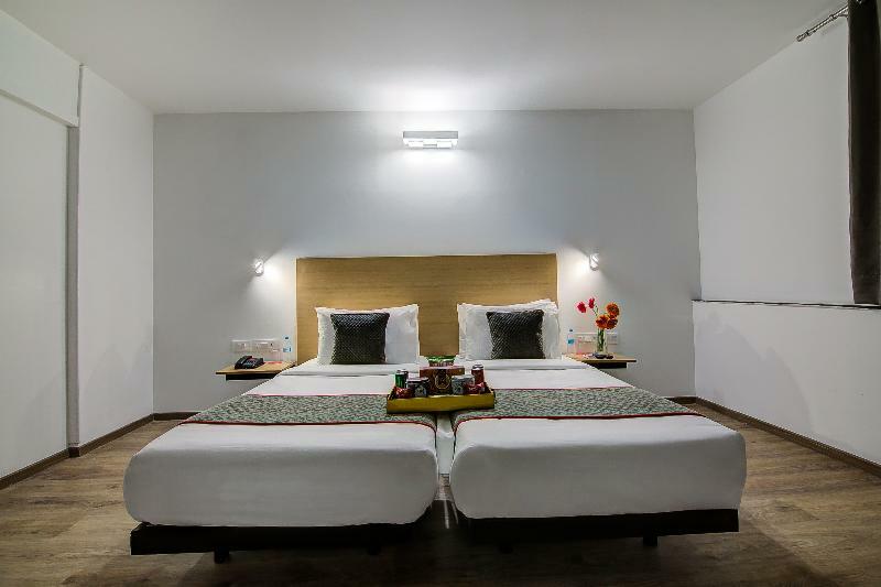 Hotel Oyo Townhouse 42 Urvashi Theatre Chennai Esterno foto