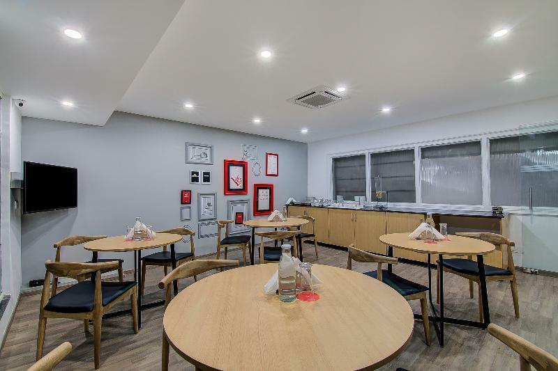 Hotel Oyo Townhouse 42 Urvashi Theatre Chennai Esterno foto