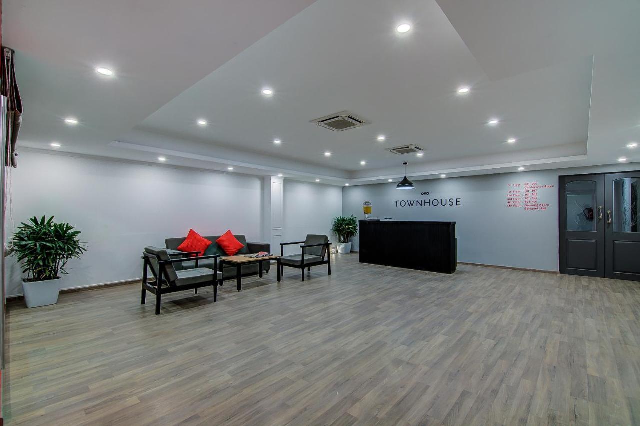 Hotel Oyo Townhouse 42 Urvashi Theatre Chennai Esterno foto